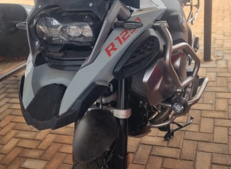 ARRIVING SOON  - 2021 BMW GSA 1250, ONLY 5000km, 1 OWNER BIKE !! Ice Grey with BMW original Top box