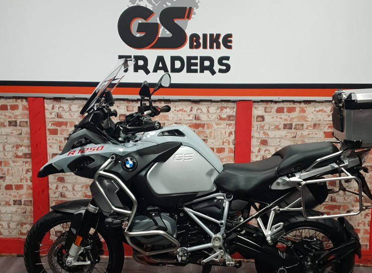 - 2021( 2022 SPC ) BMW GSA 1250, ONLY 5200km, 1 OWNER BIKE , MU WITH HEATED SEATS AND ADAPTIVE LIGHTS, !! Ice Grey with BMW original Top box