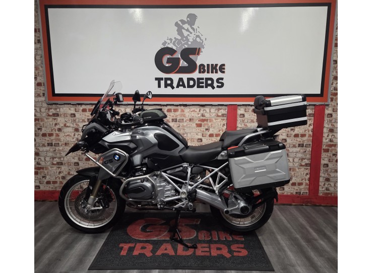 - 2015 BMW GS 1200, ONLY 17900km, BMW Top box and panniers
