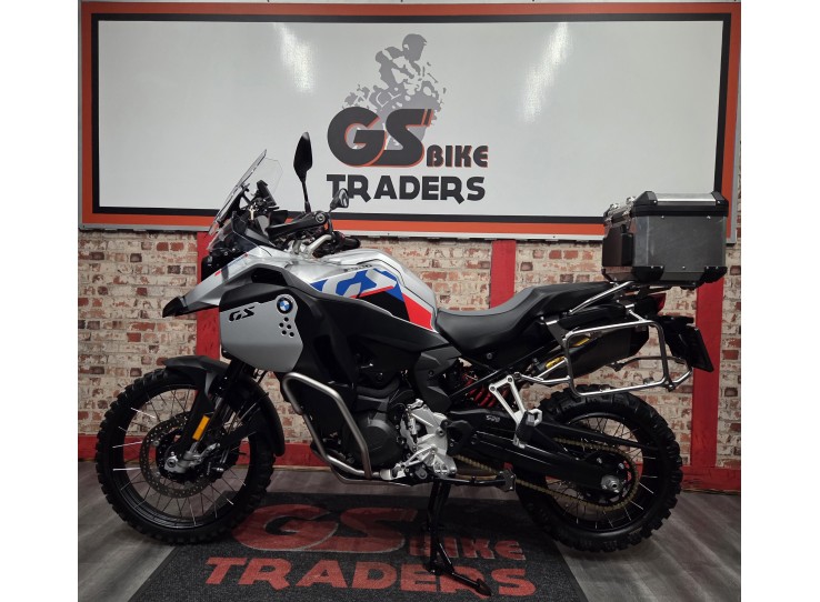 - 2025 BMW GSA 900, ONLY 4200km, AKRAPOVIC and BMW original Top box
