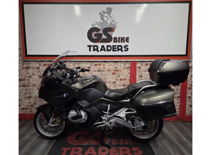 - 2022 BMW RT 1250, ONLY 4200km, 1 OWNER BIKE  !! Top box and panniers